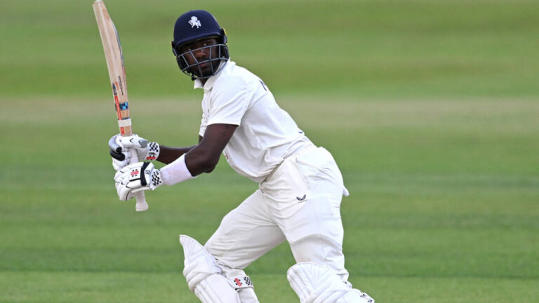 Kent Batters Mount Strong Resistance Against Gloucestershire at Bristol