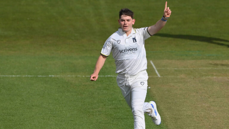 Warwickshire Poised for Stunning Victory Over Yorkshire in County Championship