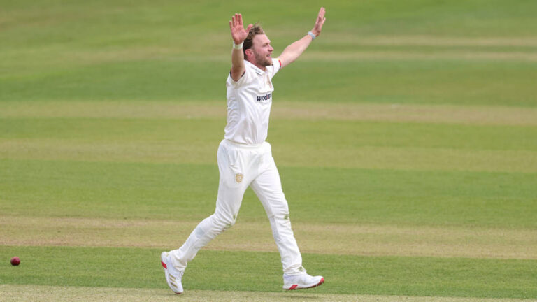 Essex Secure Thrilling Seven-Wicket Victory Over Leicestershire