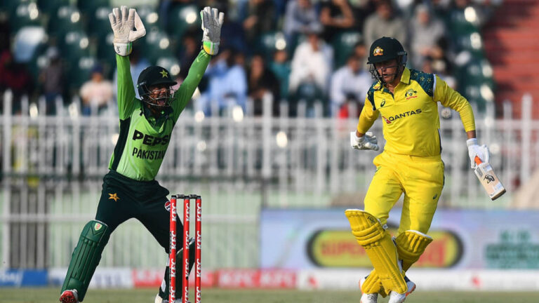 Pakistan bowl; Australia bring in Zampa for Stanlake in crucial ODI