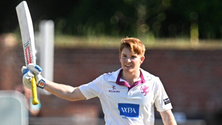 Thomas Rew sparkles again to loosen Warwickshire grip